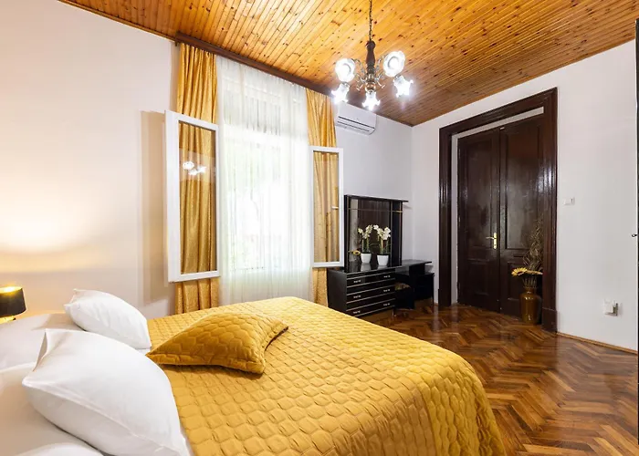 Antique Garden Villa